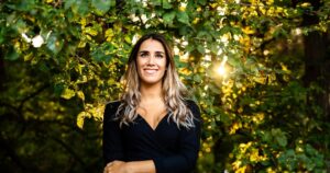 Descubre el Estilo Perfecto: Blusas que Favorecen a mujeres con Hombros Anchos